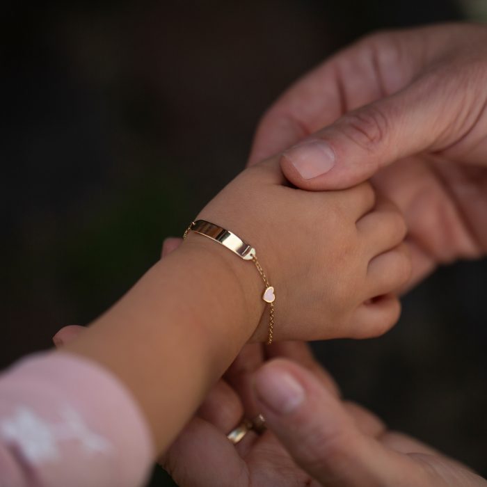 Brățară din aur galben de 14 kt, cu tăbliță personalizabilă și inimă roz, model IPB 001