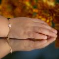 Brățară din aur galben de 14 kt, cu tăbliță personalizabilă și inimă roz, model IPB 001