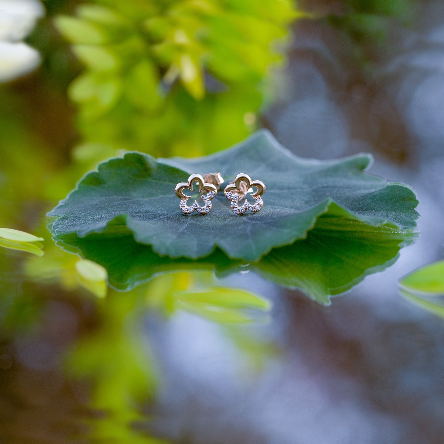 Cercei florali din aur galben de 14 kt, cu zirconii, model IPC 033