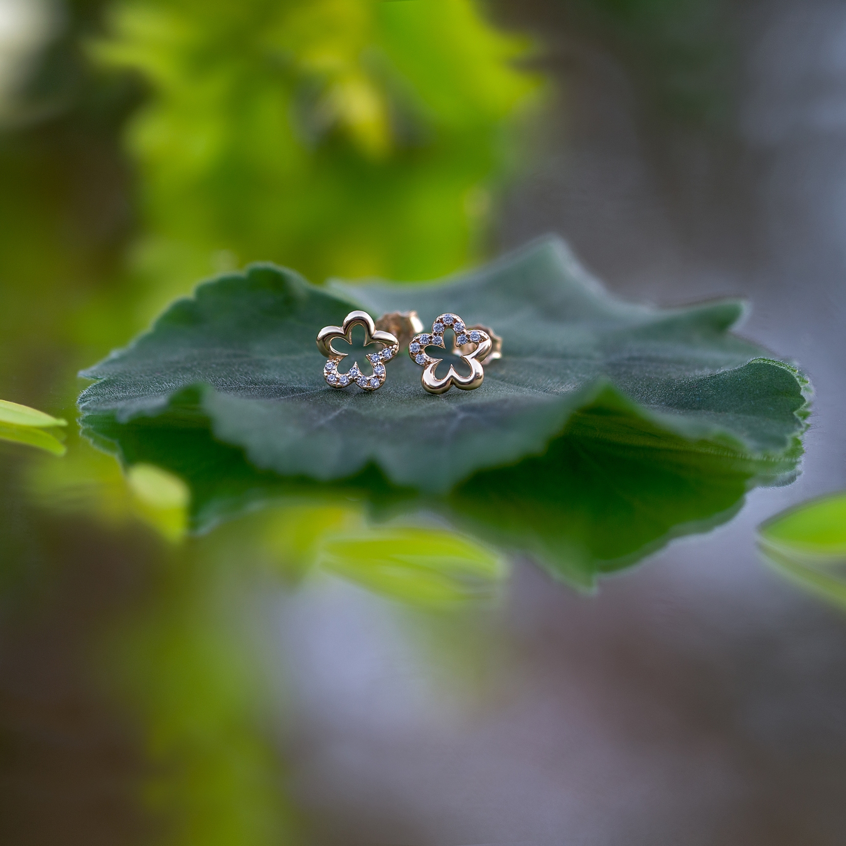 Cercei florali din aur galben de 14 kt, cu zirconii, model IPC 033