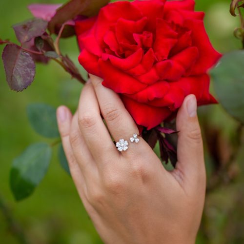 Inel reglabil în formă de floare, din aur galben de 14 kt, cu zirconii, model IPI 060