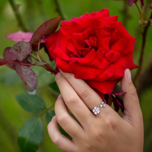 Inel reglabil în formă de floare, din aur galben de 14 kt, cu zirconii, model IPI 060