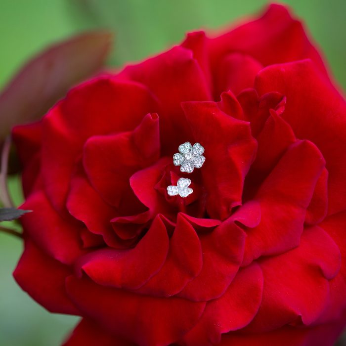 Inel reglabil în formă de floare, din aur galben de 14 kt, cu zirconii, model IPI 060