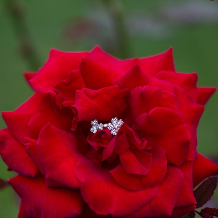 Inel reglabil în formă de floare, din aur galben de 14 kt, cu zirconii, model IPI 060